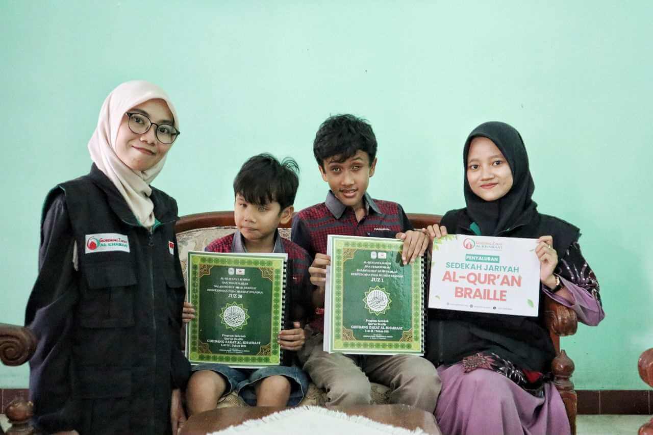 Penyaluran Bantuan 3 Set Al Quran Braille Membuka Akses Bagi Penyandang